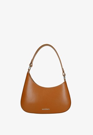 Bruine leren handtas met een gebogen silhouet, kort handvat en logo-detail aan de voorkant. Gladde textuur met een minimalistisch ontwerp.