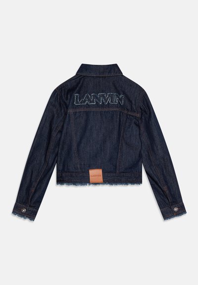 Casaco cropped de denim escuro com "LANVIN" bordado nas costas, punhos com botão e bainha desfiada. Patches de logo em pele na cintura.