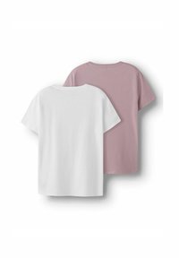 Witte en lichtroze katoenen t-shirts, korte mouwen, ronde hals, een simpel ontwerp, met een gladde textuur, rug aan rug weergegeven.