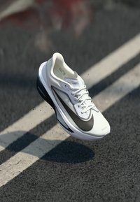 Nike Performance ZOOM FLY 6 - Løbesko til landevejen - white/black/smoke grey/metallic silver