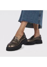 Mocasines de bronce metálico con un acabado texturizado, que presentan una punta redonda, acentos de cuerda dual y una gruesa suela de goma negra.