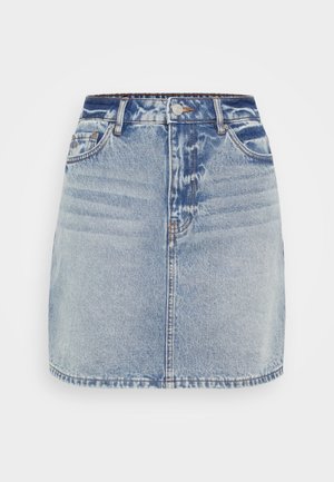 Lys blå denimnederdel med en tætsiddende silhuet, frontlukning med knapper, to sidelommer og subtilt slid for tekstur.