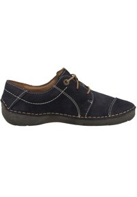 Scarpa in pelle blu navy con cuciture bianche a contrasto, punta arrotondata, design con lacci e superficie testurizzata. Sole in gomma per una maggiore durata.