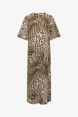 Klänning med leopardtryck, knälång, med korta ärmar och gjord av mjukt tyg. Har en avslappnad passform och en subtil V-hals.