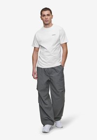 Pegador ARDEN PARACHUTE PANTS - Nadrágok - anthracite/black