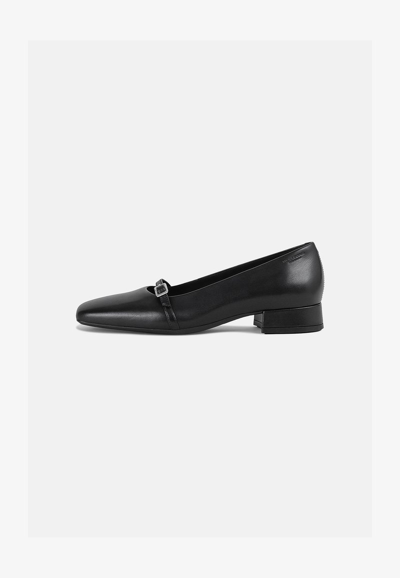 Chaussure plate en cuir noir avec un bout pointu et un petit talon carré. Présente une sangle décorative avec une boucle carrée pour le détail.