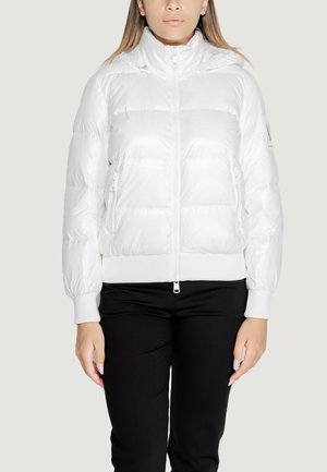 Veste en duvet blanche avec des coutures horizontales, col haut, fermeture éclair à l'avant et poches latérales. Les poignets et l'ourlet en côtes complètent le design.