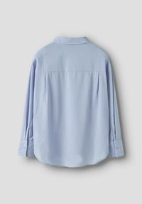 Camicia a maniche lunghe azzurro chiaro con sottili strisce verticali bianche, polsini abbottonati e yoke dritto, mostrata dal retro su uno sfondo neutro.