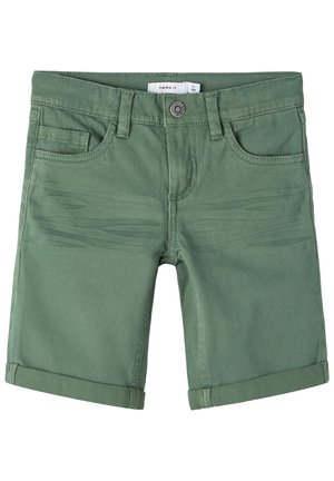 Shorts décontractés en coton vert avec fermeture à bouton, passants de ceinture, poches avant et ourlets retroussés.