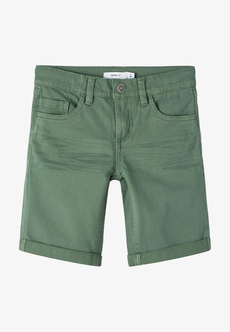Shorts décontractés en coton vert avec fermeture à bouton, passants de ceinture, poches avant et ourlets retroussés.
