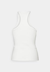 Camiseta de algodão branca com um design de costas nadador. Apresenta uma textura suave e uma silhueta ajustada. Sem padrões ou acentos adicionais.