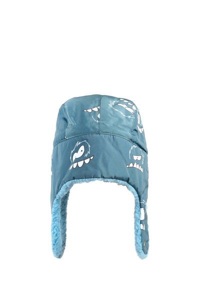 Cappello isolato blu con stampe di mostri bianche, fodera in morbido pile, alette per le orecchie e parte superiore arrotondata. Presenta un design trapuntato e accenti testurizzati.