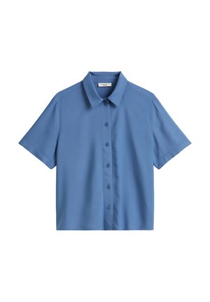 Chemise à manches courtes en tissu bleu clair. Dotée d'un col classique et d'une patte de boutonnage à l'avant avec des boutons bleus assortis. Texture lisse.