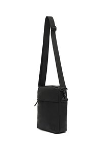 Borsa a tracolla nera rettangolare con tracolla regolabile e tasca frontale con zip, design minimalista, in posizione verticale su sfondo bianco.
