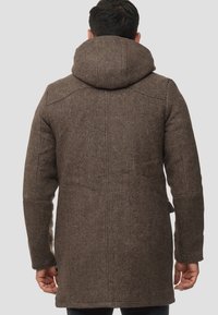 Brun uldblandingsjakke med et tekstureret stof, der har en stor hætte og sidelommer. Bagsiden viser et rent, strømlinet design.