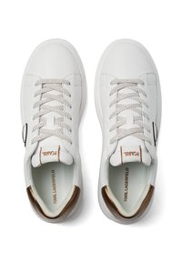 Sneakers bianchi in pelle texture, con accenti marroni a contrasto sul tallone e lacci beige. Presentano un'etichetta con logo sulla linguetta.