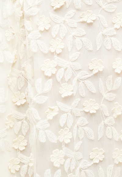 Ύφασμα δαντέλας σε ελεφαντόδοντο με κεντήματα από λουλούδια και περίτεχνα φυλλώδη μοτίβα. Μαλακή υφή και διάφανο ποιότητα, ιδανικό για κομψά σχέδια.