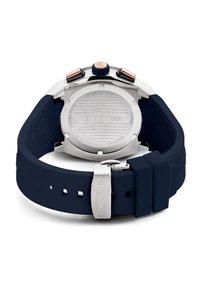 Reloj Cerruti 1881 con caja de acero inoxidable, correa de silicona azul y herrajes plateados. Destaca su fondo grabado con los detalles de la marca.