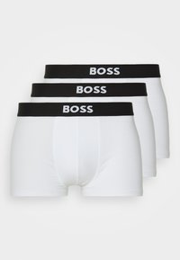 Weiße Boxershorts im Dreierpack, aus weichem Material gefertigt, mit schwarzem elastischem Bund, der das weiße "BOSS"-Logo trägt.