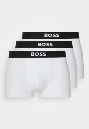 Weiße Boxershorts im Dreierpack, aus weichem Material gefertigt, mit schwarzem elastischem Bund, der das weiße "BOSS"-Logo trägt.