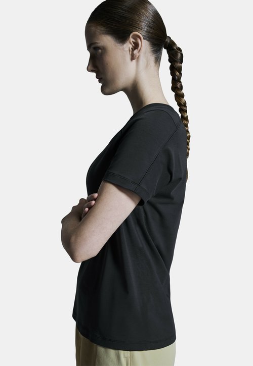 On FOCUS - Basic T-shirt - black — foto 5