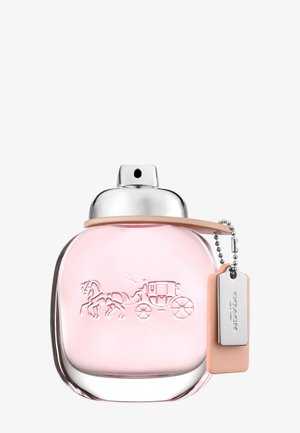 Przezroczysta różowa szklana butelka perfum z srebrną zakrętką, wytłaczanym wzorem konia z powozem oraz brzoskwiniową skórzaną zawieszką na srebrnym łańcuszku.