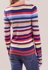 Gestreifter Pullover mit Rundhalsausschnitt aus weichem Stoff. Verfügt über lebendige horizontale Streifen in Rot, Blau, Lila und Creme.