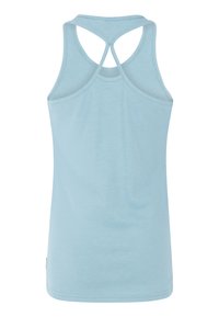 Top in blu chiaro realizzato in un tessuto morbido, con un design a schiena scoperta e spalline incrociate. Non sono visibili decorazioni o fantasie.