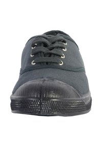 Sneaker nera in tela con punta in gomma arrotondata e lacci neri vista frontale su sfondo bianco.