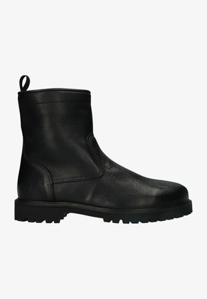 Stivale alla caviglia in pelle nera con finitura testurizzata, punta rotonda e suola in gomma resistente. Presenta una linguetta per indossarlo facilmente.