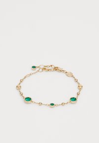 Gouden armband met groene edelstenen afgewisseld met ronde gouden kralen. Voorzien van een veilige sluiting met een klein logo tag.
