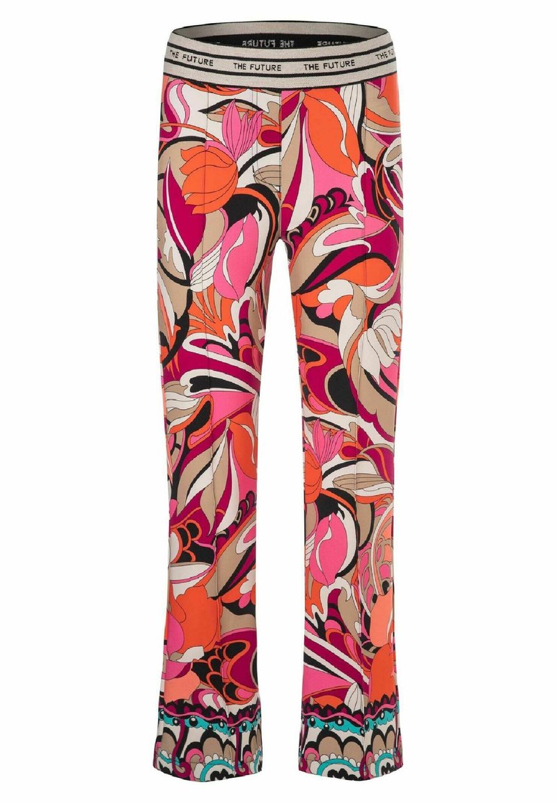 Pantaloni svasati colorati con motivo floreale in rosa, arancione, nero e beige. Vita elastica con etichetta "IL FUTURO." Il tessuto sembra liscio.