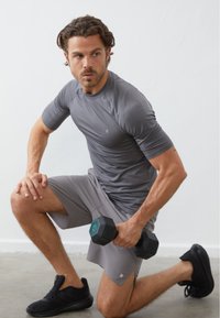 Pier One Sport QUICK DRY SHORT SLEEVE MUSCLE FIT T-SHIRT - T-shirt básica - dark grey