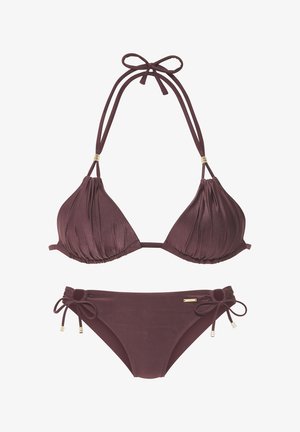 Bikini deux pièces marron foncé avec haut triangle noué autour du cou et bas de bikini à nouer sur les côtés avec des accents dorés sur les cordons et la quincaillerie.