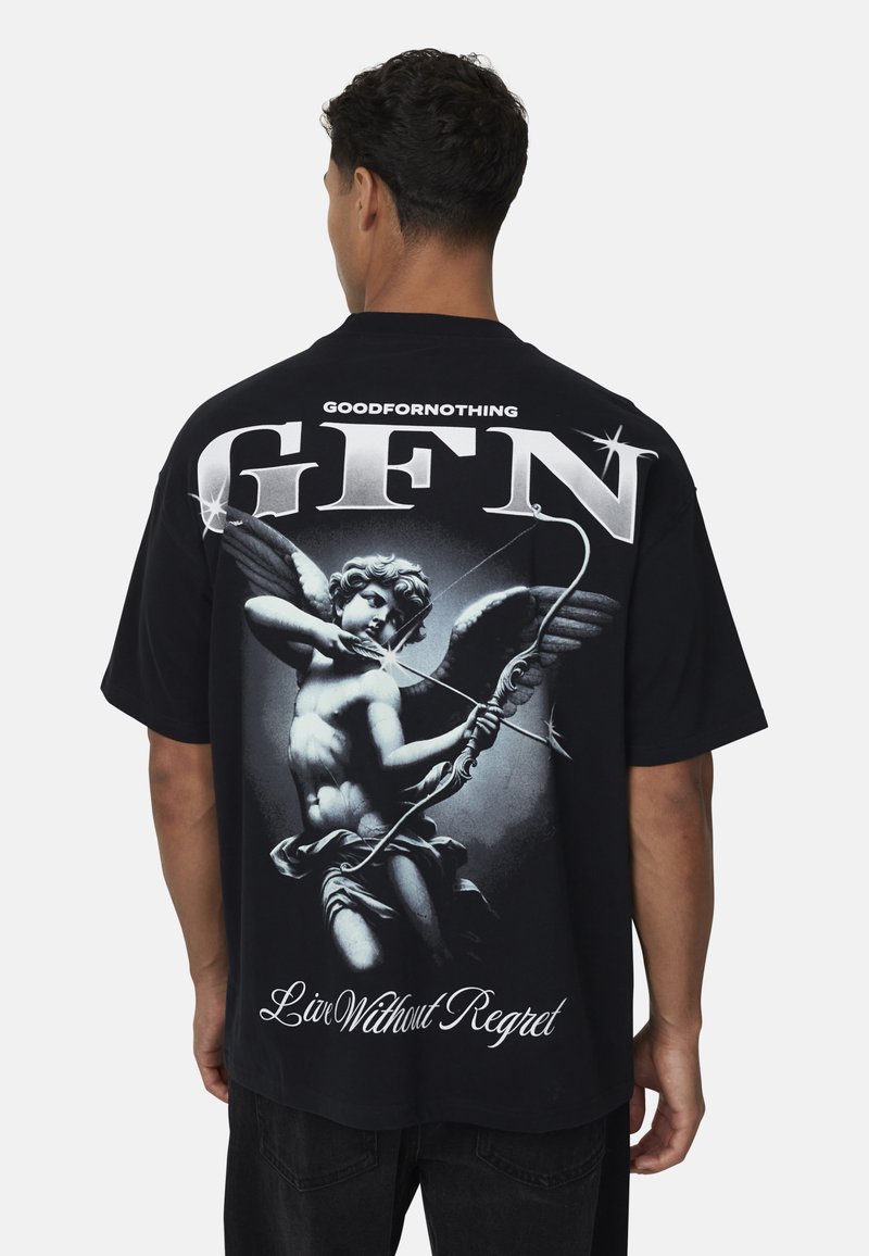 Zwarte oversized t-shirt met een witte afbeelding van een cherubijn met een boog en pijl op de achterkant, en tekst met "GOODFORNOTHING GFN" en "Live Without Regret."