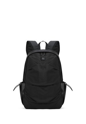 Zaino nero con una finitura liscia e opaca, dotato di spallacci imbottiti, grande tasca frontale e tasche laterali in rete per ulteriore spazio di stoccaggio.