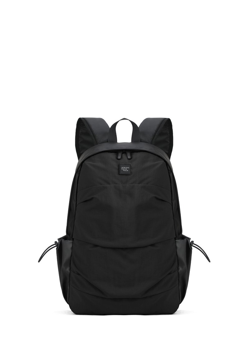 Zaino nero con una finitura liscia e opaca, dotato di spallacci imbottiti, grande tasca frontale e tasche laterali in rete per ulteriore spazio di stoccaggio.