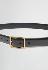 Schwarzer Leder-Gürtel mit glatter Textur, ausgestattet mit einer quadratischen Metallschnalle in Goldoptik und mehreren Verstelllöchern entlang des Riemens.