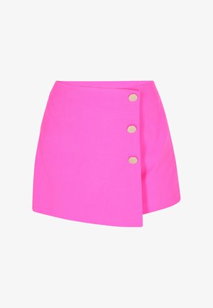 Kirkkaan pinkki epäsymmetrinen minihame, jossa on kolme suurta kultanappia oikean puolen edessä.