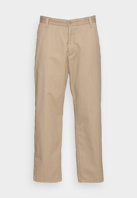 Calças de algodão bege com um design de perna reta, bolso frontal, faixa na cintura com fecho de botão e detalhes cosidos ao longo das costuras.