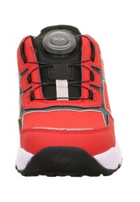 Roter Sportschuh mit schwarzen Akzenten, ausgestattet mit einem Mesh-Obermaterial, einem BOA-Schnürsystem und einer strukturierten Sohle für besseren Halt.