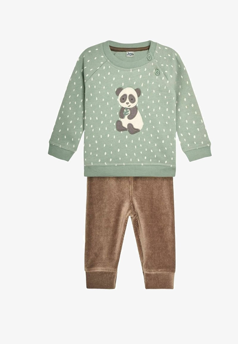 Zeleni dukserica s bijelim točkicama i grafikom pandice; uparen s smešnim kordura hlačama; ima rebraste manžete i dugmad.