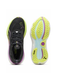 Schwarze Sportschuhe mit Mesh-Obermaterial, lila und neongrünen Akzenten, strukturiertem Sohlenprofil, gepolstertem Zwischensohlensystem und Schnürdesign.