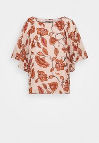 Blouse à imprimé floral avec une coupe ample, des manches chauve-souris courtes et un col rond. Présente des nuances de pêche, d'orange et de bordeaux.