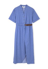 Abito midi a strisce blu e bianche, con maniche corte, design senza colletto, chiusura con bottoni, vita con cintura in pelle marrone, leggera fessura anteriore.