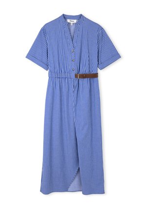 Robe midi rayée bleue et blanche, manches courtes, design sans col, fermeture à boutons, taille cintrée avec une sangle marron, légère fente à l'avant.