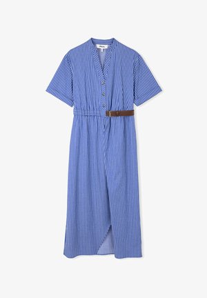Abito midi a strisce blu e bianche, con maniche corte, design senza colletto, chiusura con bottoni, vita con cintura in pelle marrone, leggera fessura anteriore.