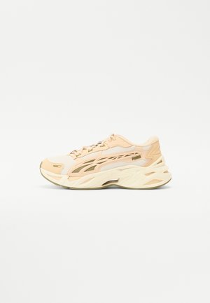 Puma, EXOTEK 2.0 TECH UNISEX - Sneakers - light sand/alpine snow/olive
