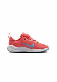 Baskets de sport corail avec un dessus en mesh respirant, une virgule bleue, une languette rembourrée, une sangle ajustable et une semelle intercalaire blanche avec une adhérence texturée.