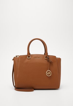 Sac à main en cuir marron Michael Kors avec doubles poignées, bandoulière amovible et porte-clés doré à logo MK suspendu à l’avant.